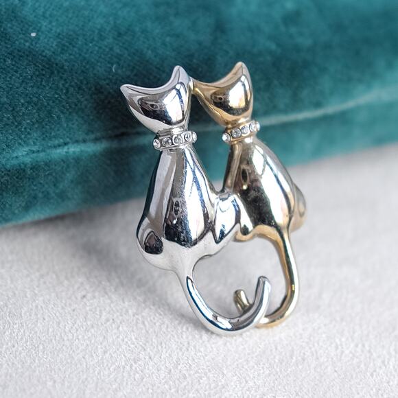 Vintage Two Cats Brooch Rhinestone Collars Holding Tails Love Symbol Gold Silver - Picture 2 of 5